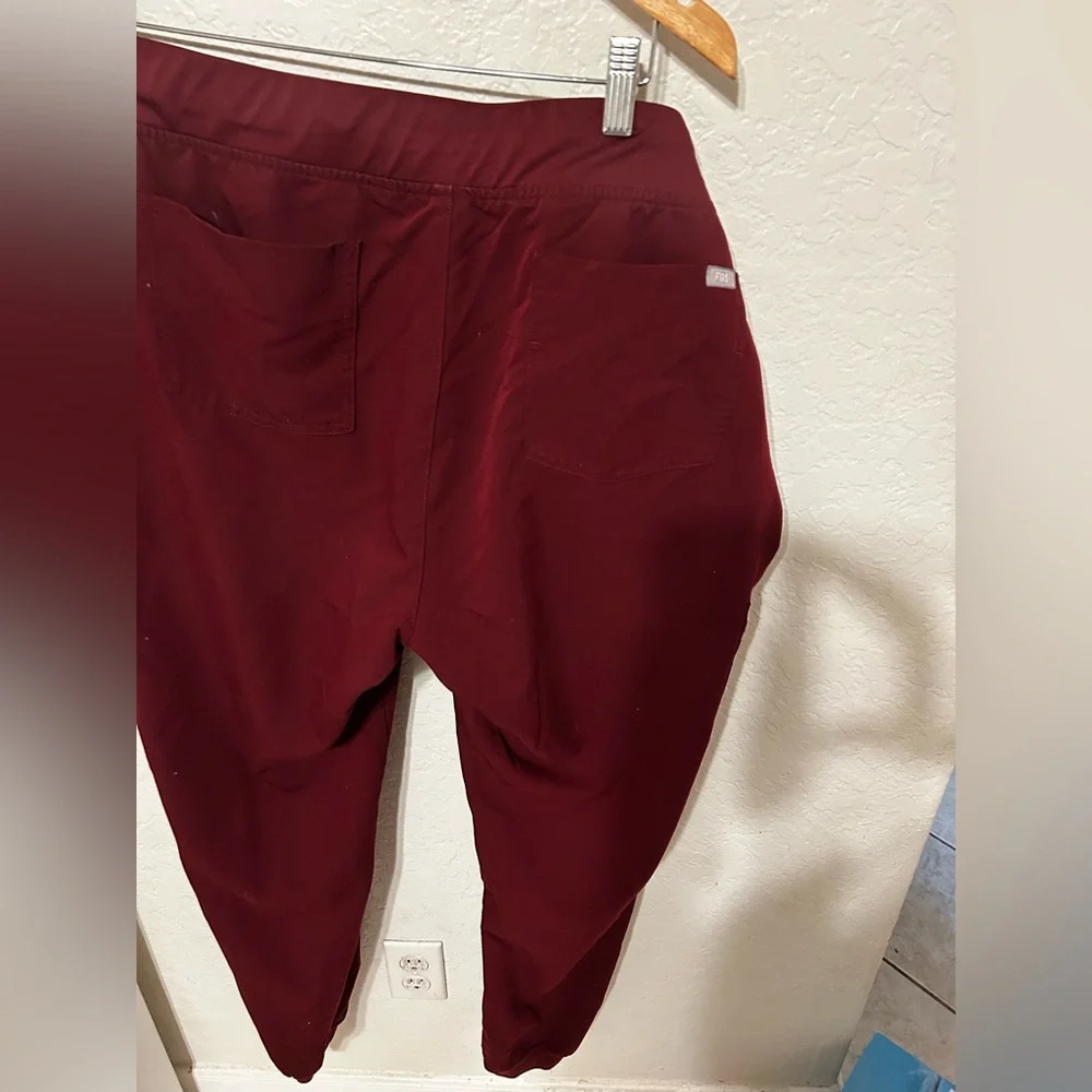 🎻Figs Men's Deep Red bottoms size XXL/T GUC